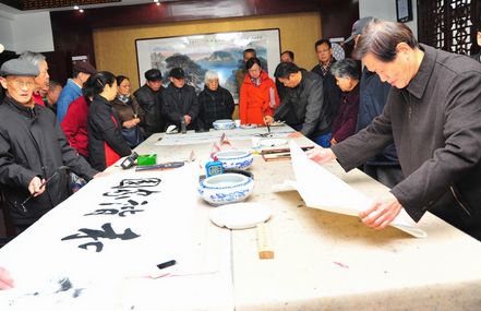 武汉宝丰路军休所举办书画笔会