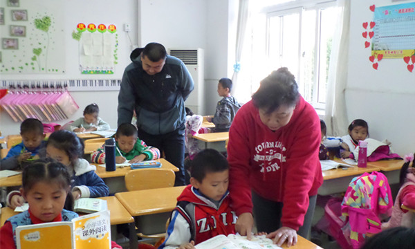 为孩子安全保驾护航  青岛市市北区湖岛小学老干部志愿者  走进学校免费托管