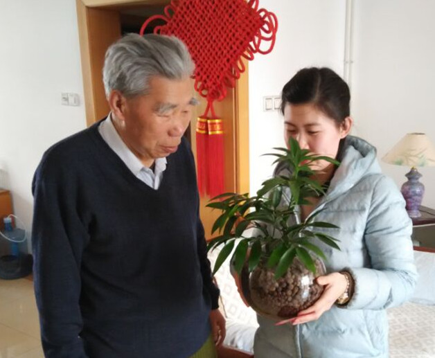 山东省滨州市老干部活动中心志愿者看望老干部