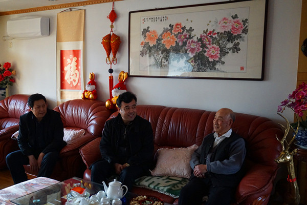 青岛市统计局走访慰问离退休老同志