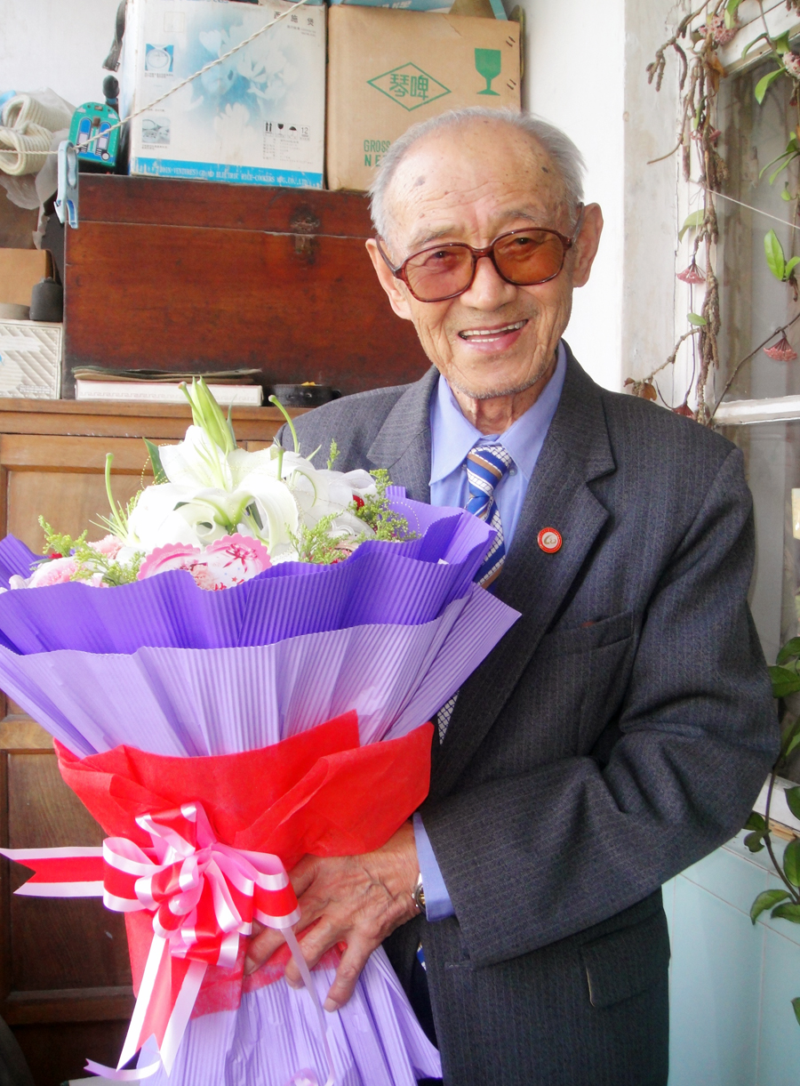 青科大为学校年龄最长老教师杨柏昌送上98岁寿辰祝福