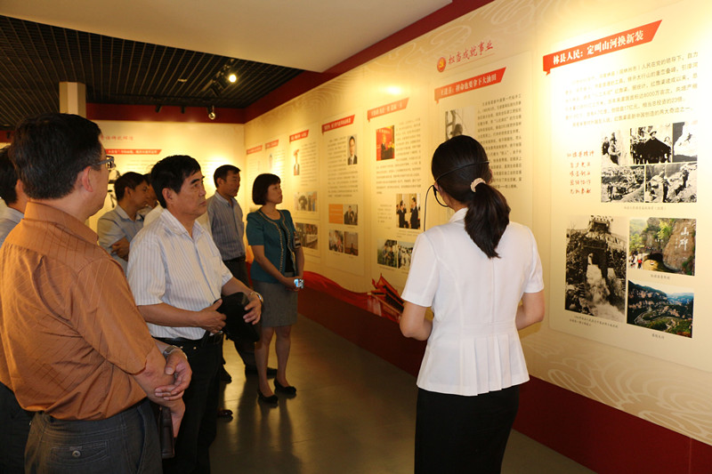 青岛市委老干部局组织党员干部参观“三严三实”专题教育展