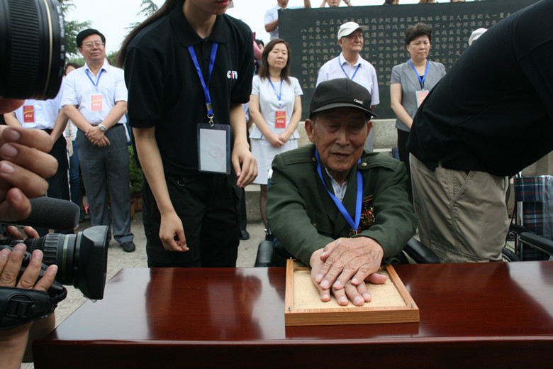 枣庄：“共同铭记”纪念世界反法西斯战争胜利70周年“老兵手印”系列活动启动