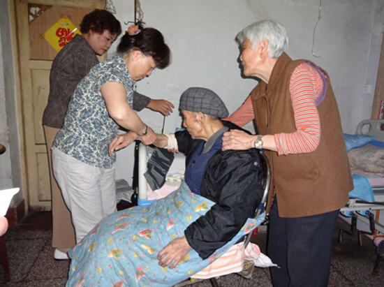 贵州省委老干局、省国资委下基层送健康关爱老同志