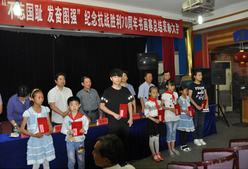 【湖南】屈原关工委、老干局联合组织举办“不忘国耻，奋发图强”纪念抗战70周年青少年书画赛