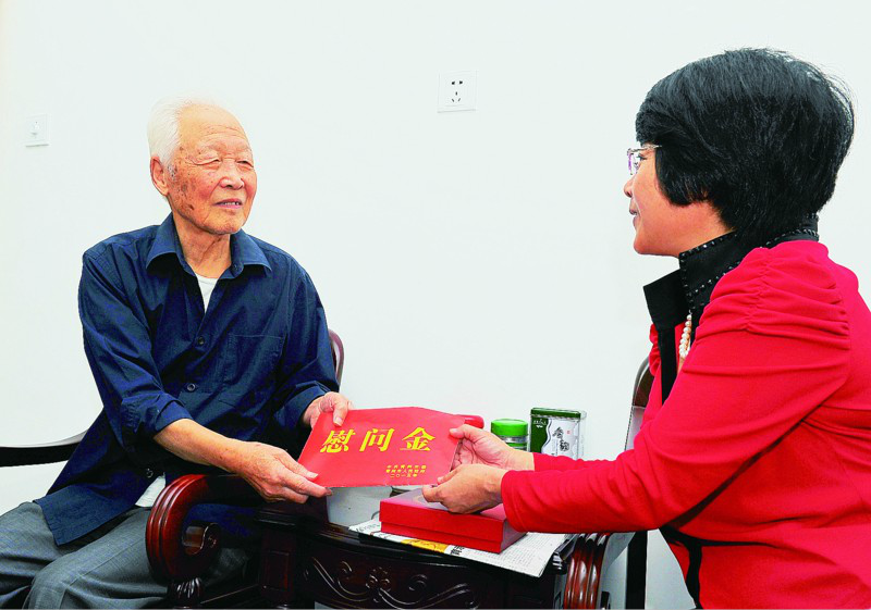 潍坊离休干部庄知非5000元慰问金捐献“春蕾计划”