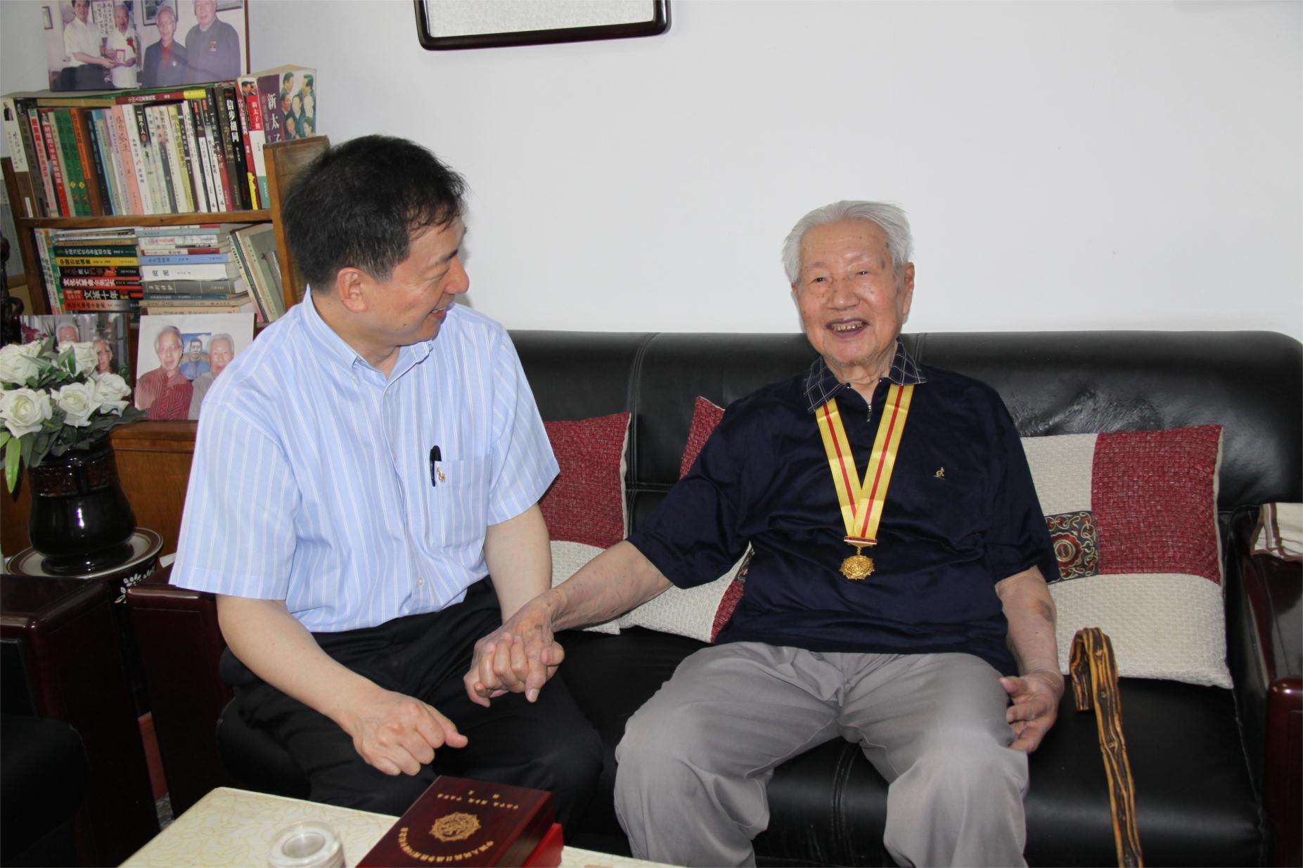 【中国外文局】局长周明伟慰问抗战老同志
