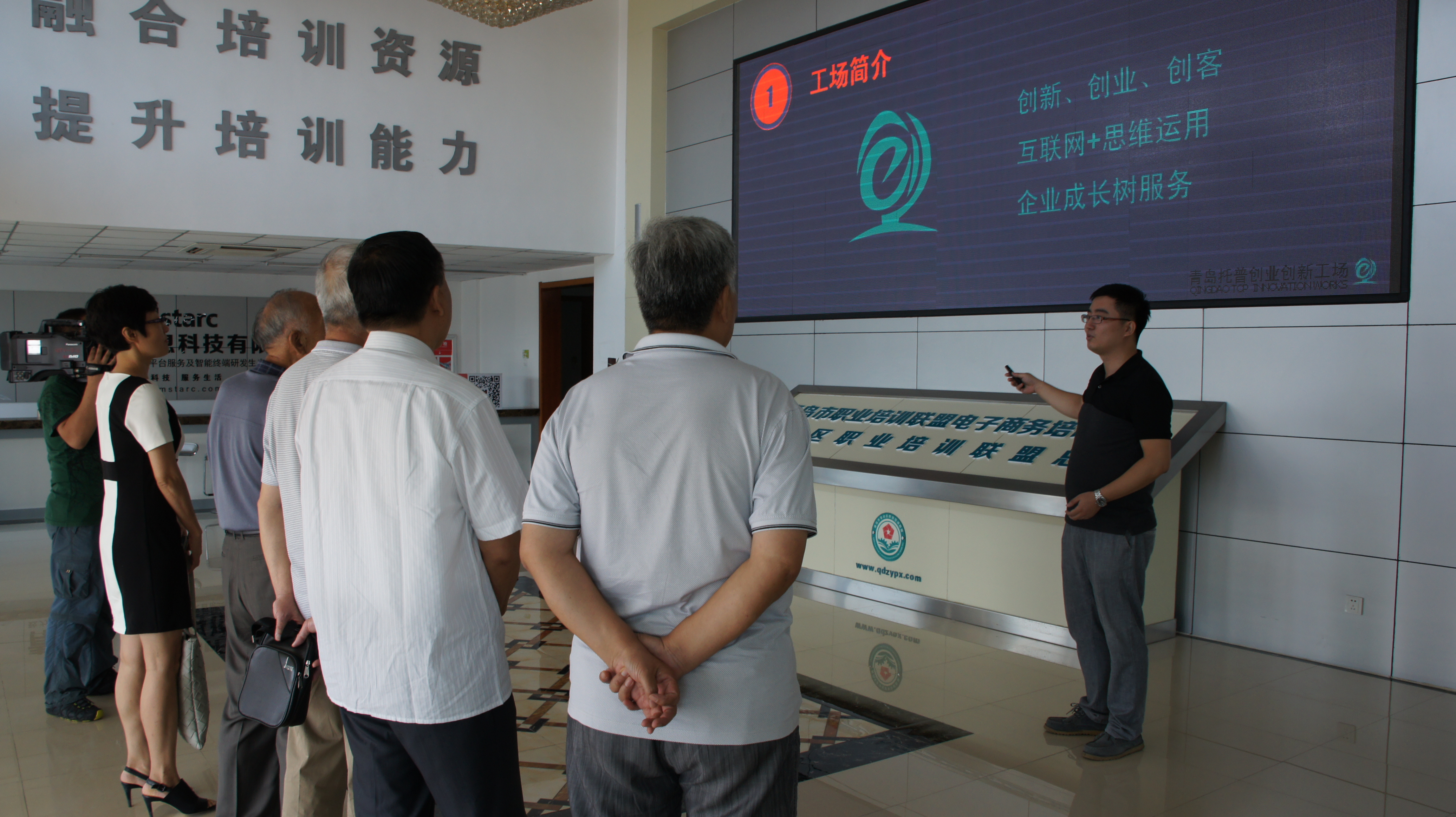 李沧区老干部“先锋智库”调研团开展人才建设情况调研活动