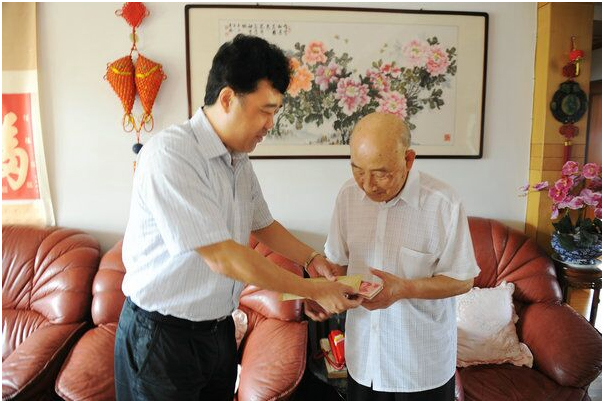 市统计局李刚局长走访慰问抗战离休老干部