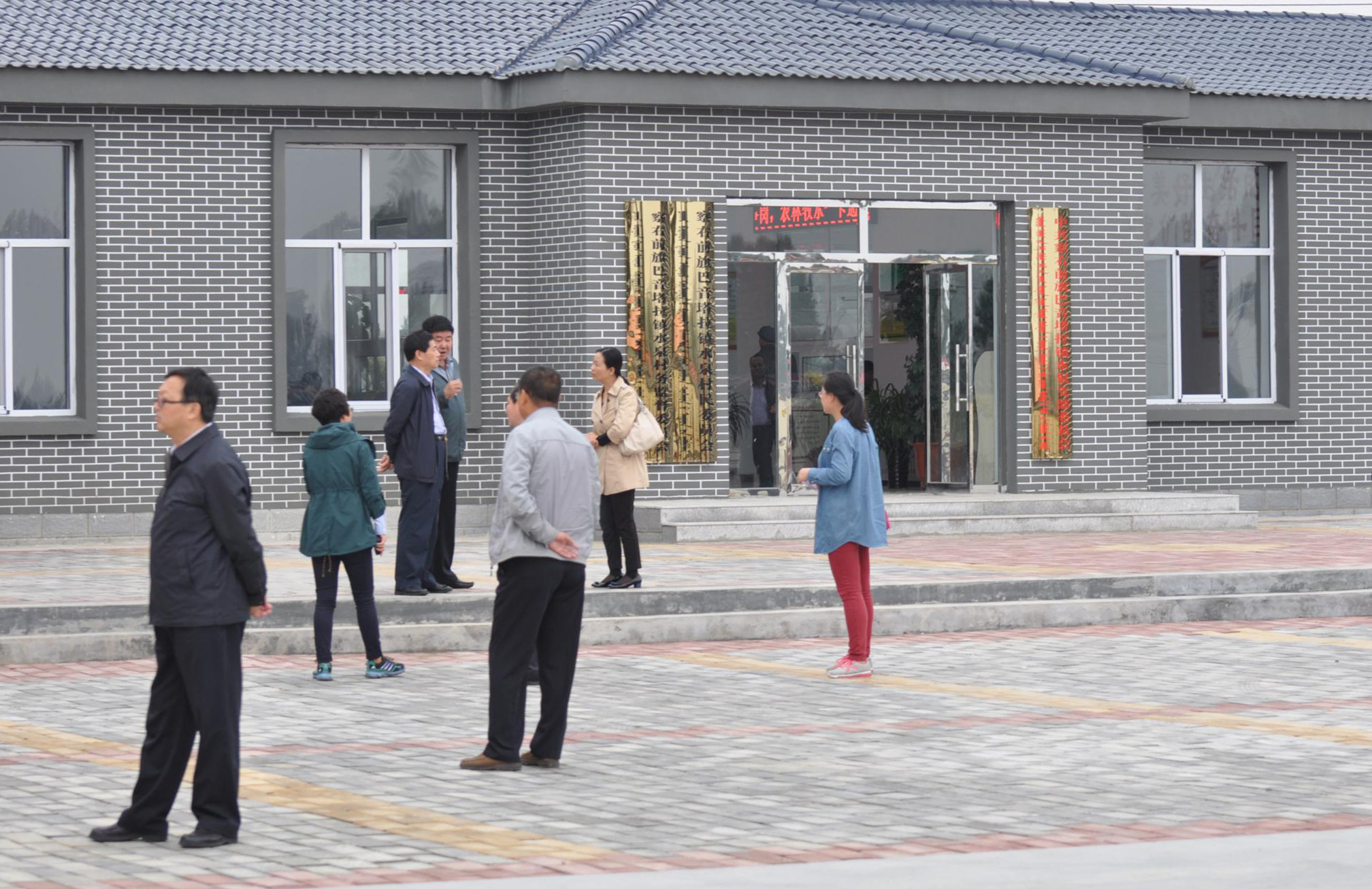 内蒙古：从自治区领导岗位退下来的省级干部观摩考察农村牧区社会事业“十个全覆盖”工程