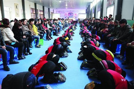 组织学生跪拜父母以传播孝道，您怎么看？