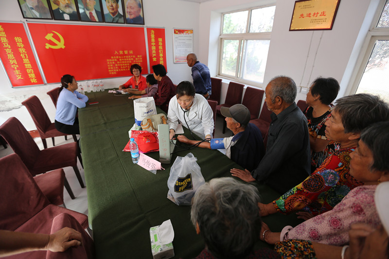 青岛市老干部志愿者协会“送医下乡”活动走进即墨市村庄进行健康义诊