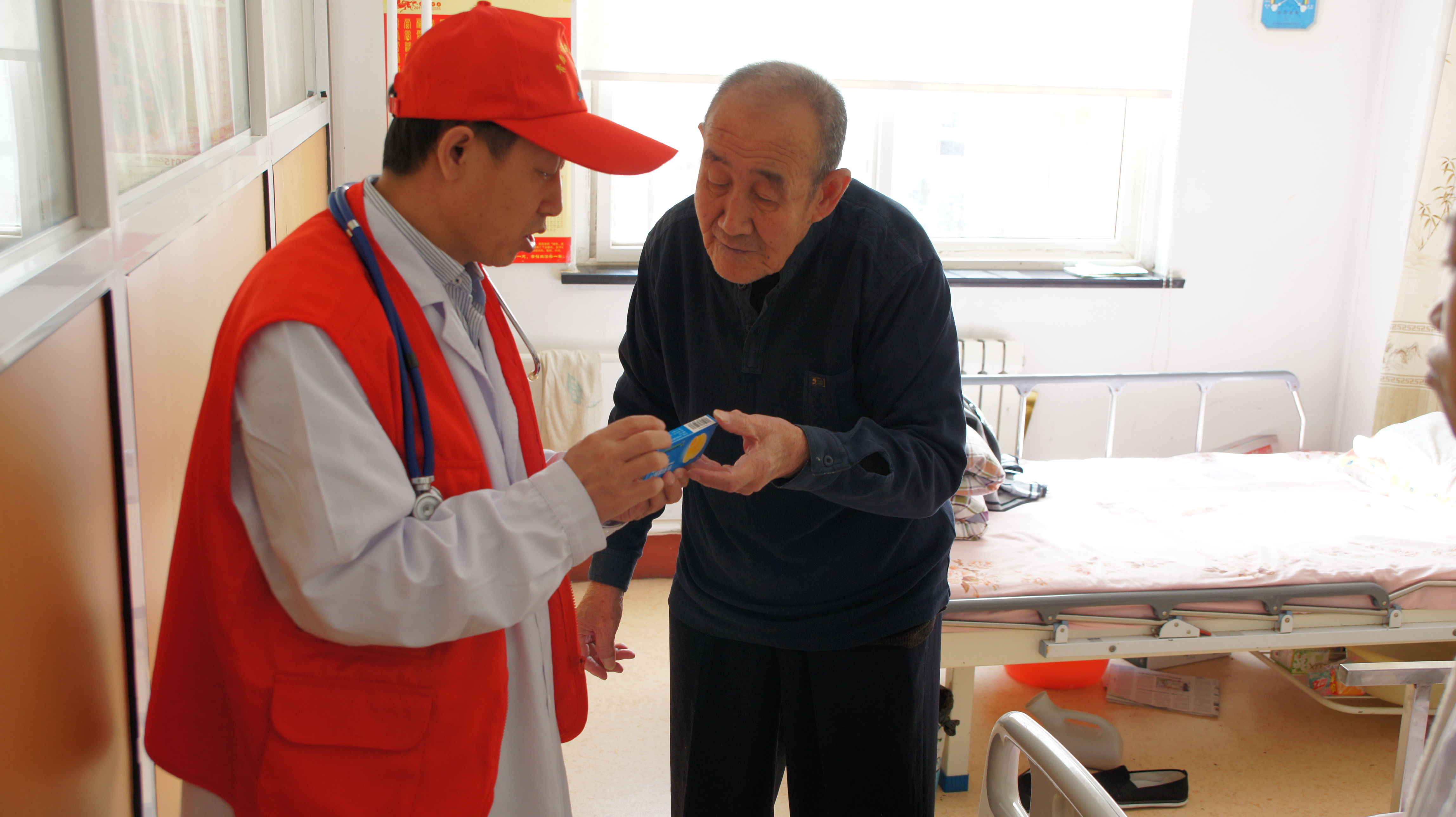 李沧区组织老干部志愿者开展健康巡诊活动