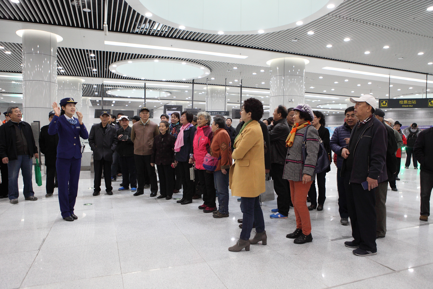 市北区组织老干部和优秀党员代表参观体验青岛地铁