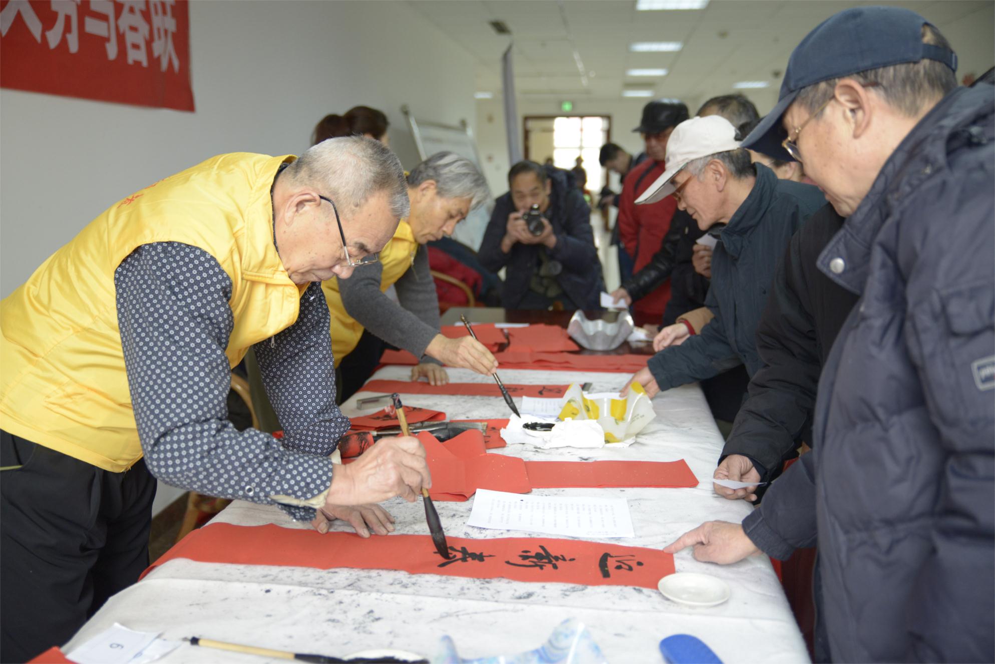 老干部之家组织志愿者为老同志义务拍照、送春联