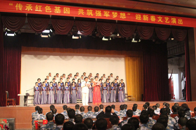 青岛市老干部志愿者协会迎新春慰问演出进军营