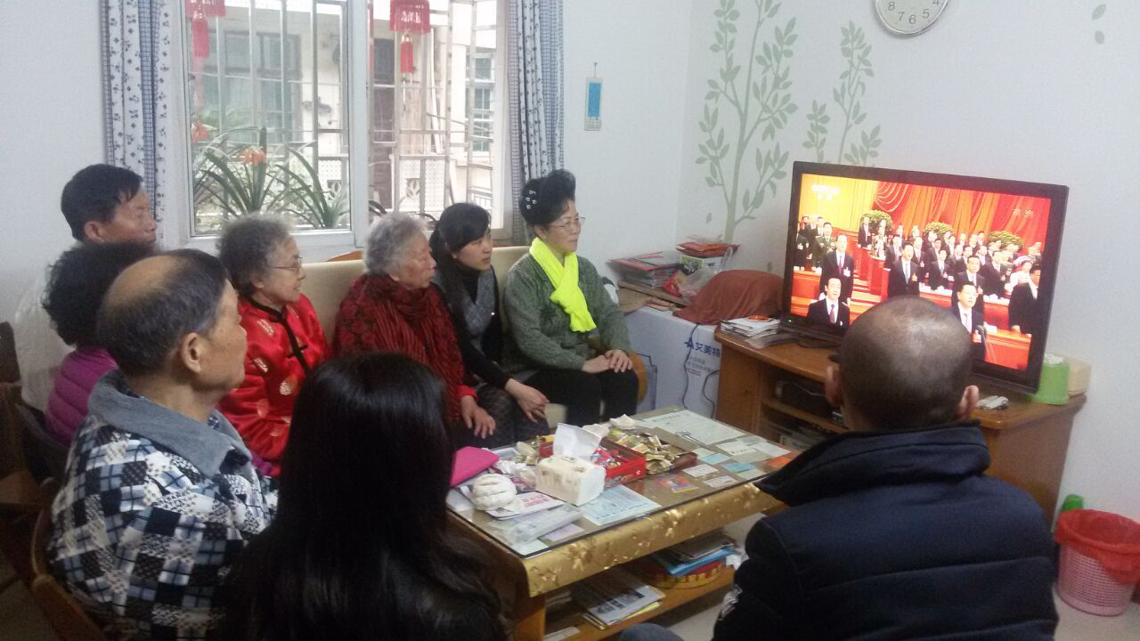 【广西】桂林市桃花江军休所老干部认真收听收看全国两会盛况