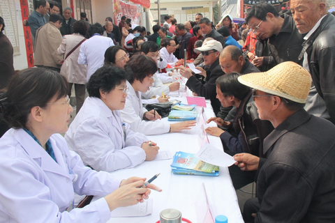 陕西省委老干部局和省老年保健医学会开展医疗志愿服务活动