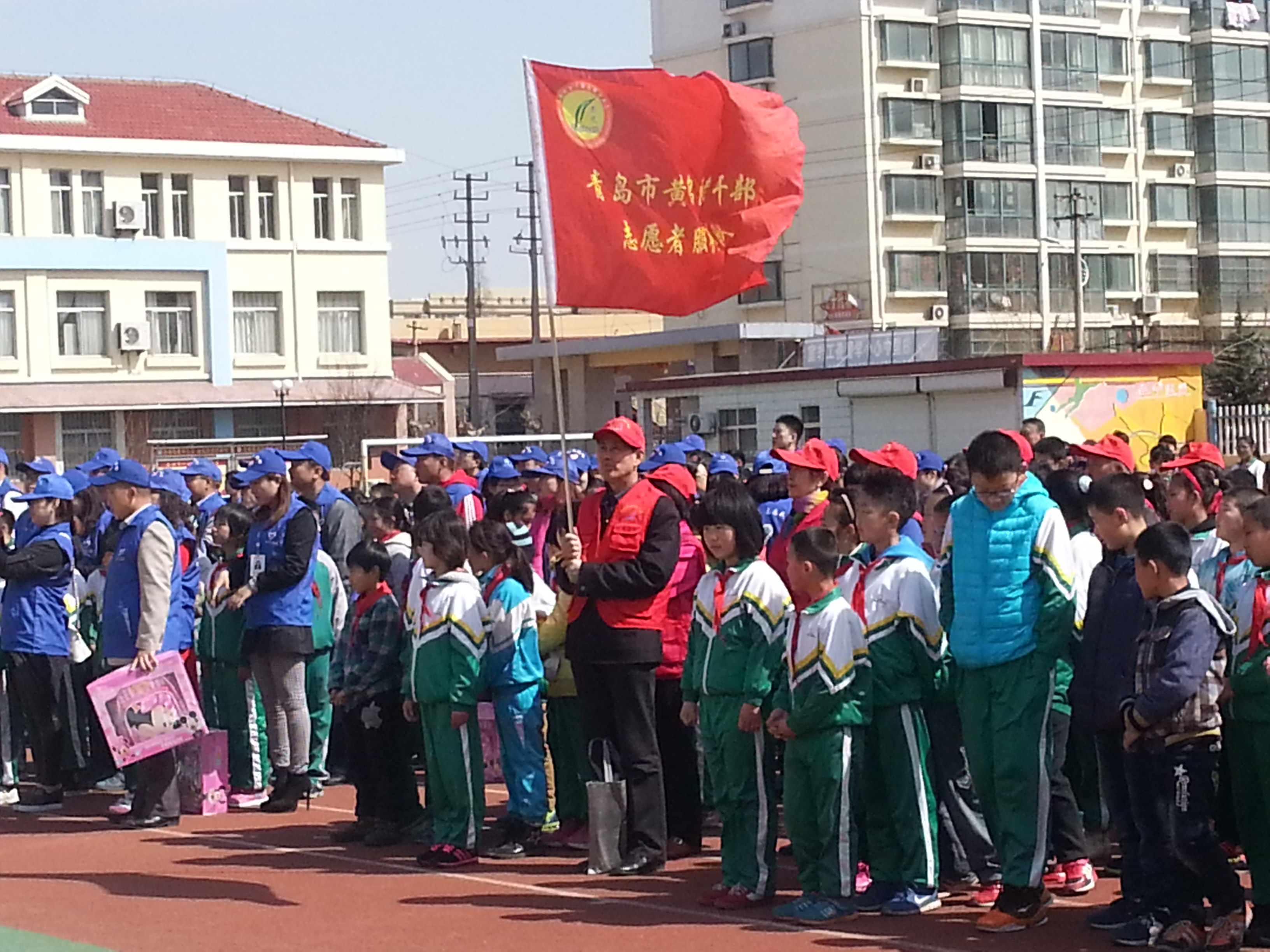黄岛区老干部志愿者服务总队组织参与全区“牵手关爱行动”活动