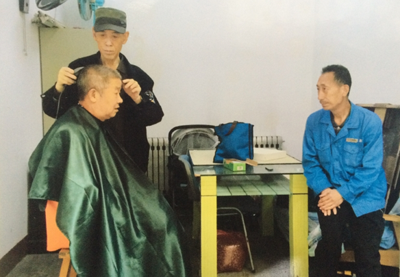 退休老交警为老年人义务理发12年