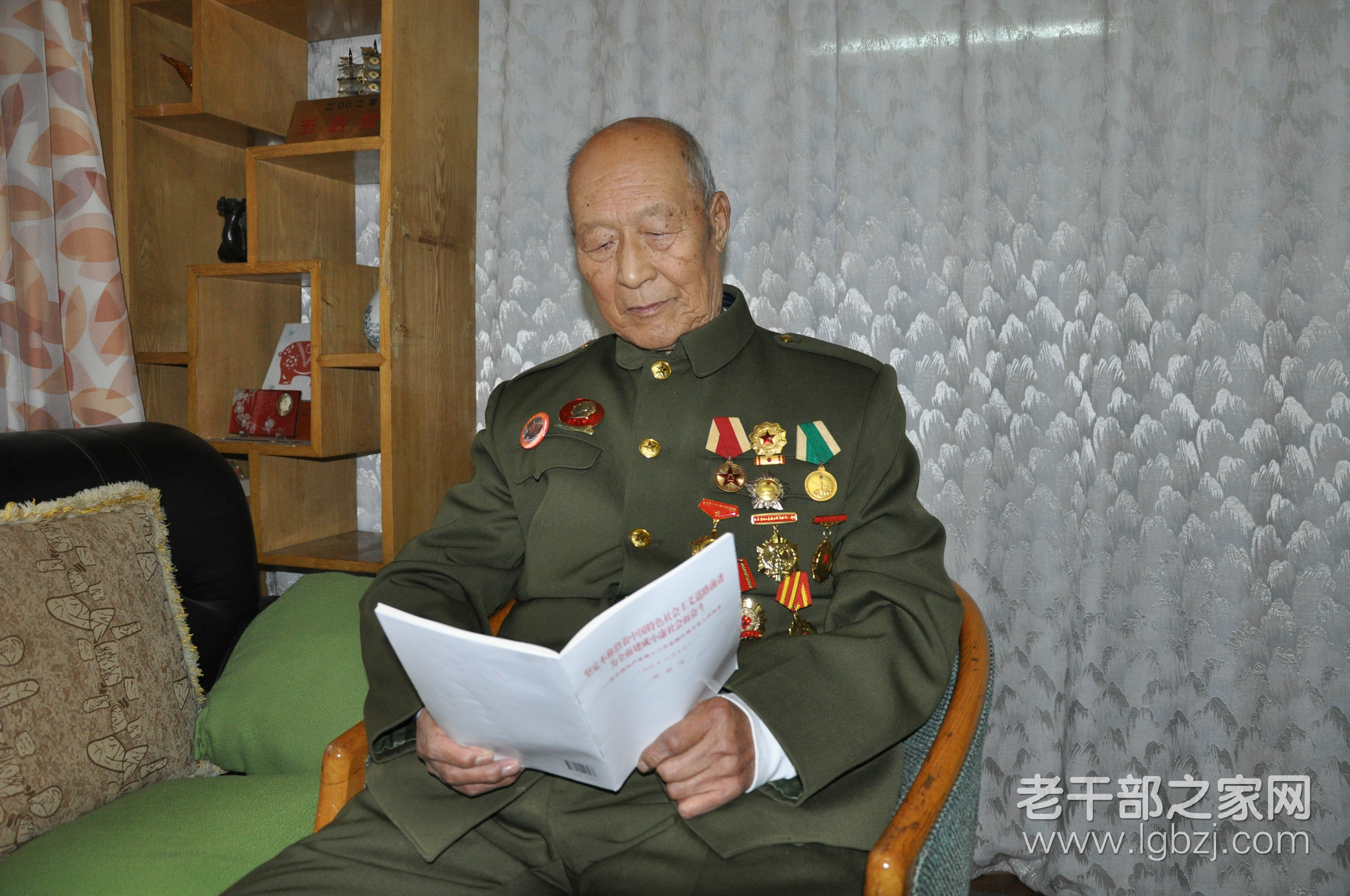 余新元：坚定信仰，牢记责任