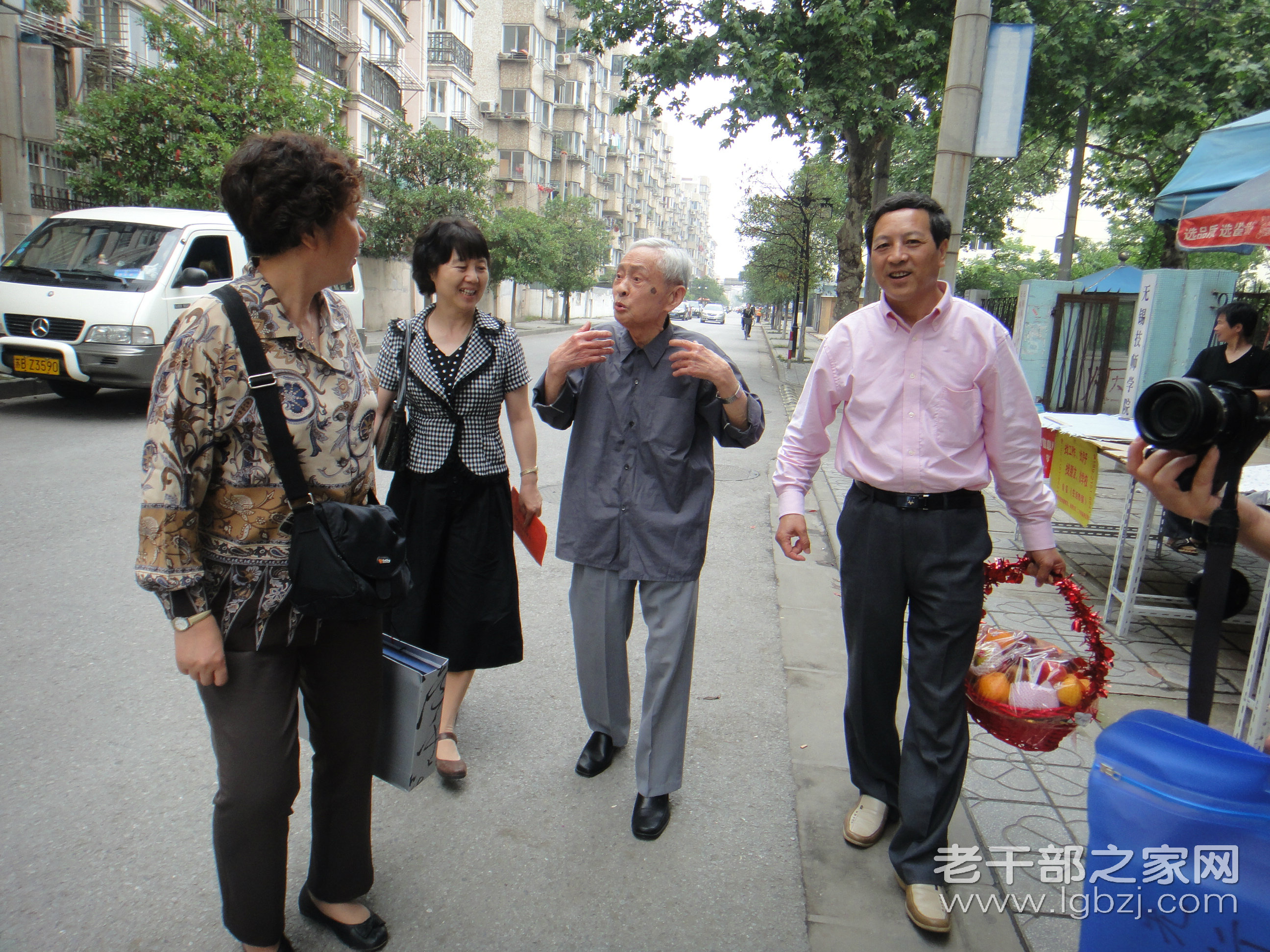 奚钧仁：勤俭修身，大爱无言