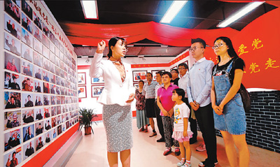 北京市延庆区举办《永远跟党走——纪念中国共产党成立95周年老党员风采展》