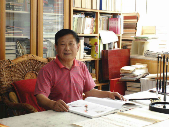 山东退休干部崔宏让：写“党章长卷”向党的生日献礼