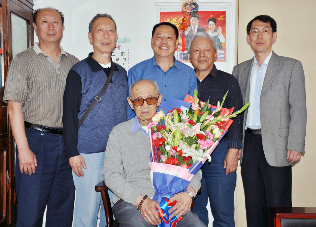 青科大为百岁老教师杨柏昌送上生日祝福