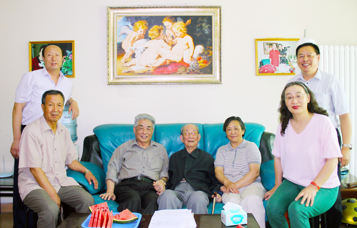 青科大开展“庆‘七一’送关爱”走访慰问离退休老党员老同志活动
