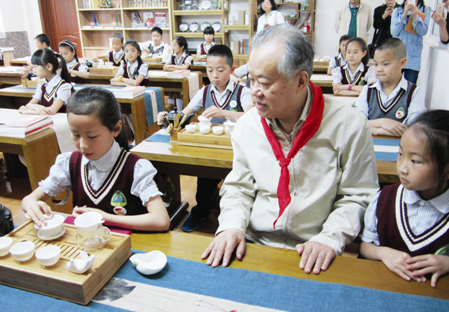 四川省关工委开展“六一”慰问活动