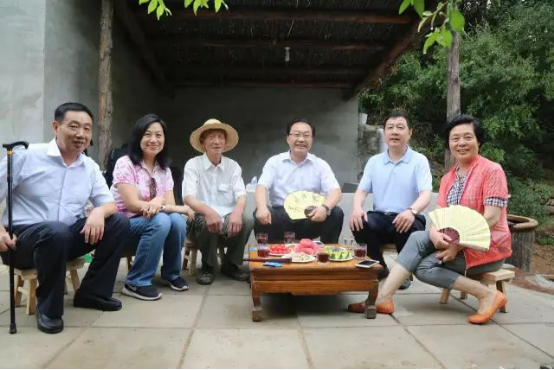 中国人寿董事长杨明生为公司退休老党员李学亮填词点赞