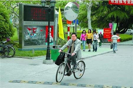 杨德广：千人助学梦