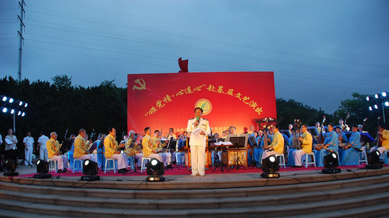 青岛市老干部志愿者“颂党情 心连心”赴大枣园社区慰问演出