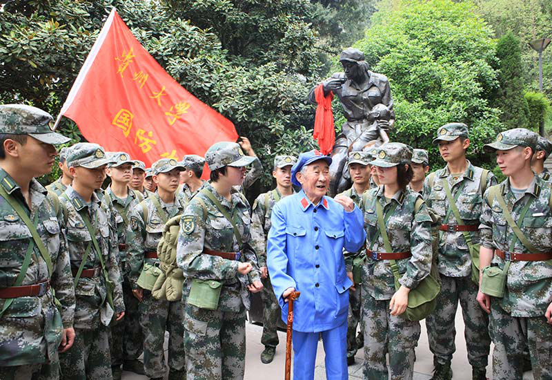 雄师阔步新征程——献给长征胜利８０周年暨建军８９周年