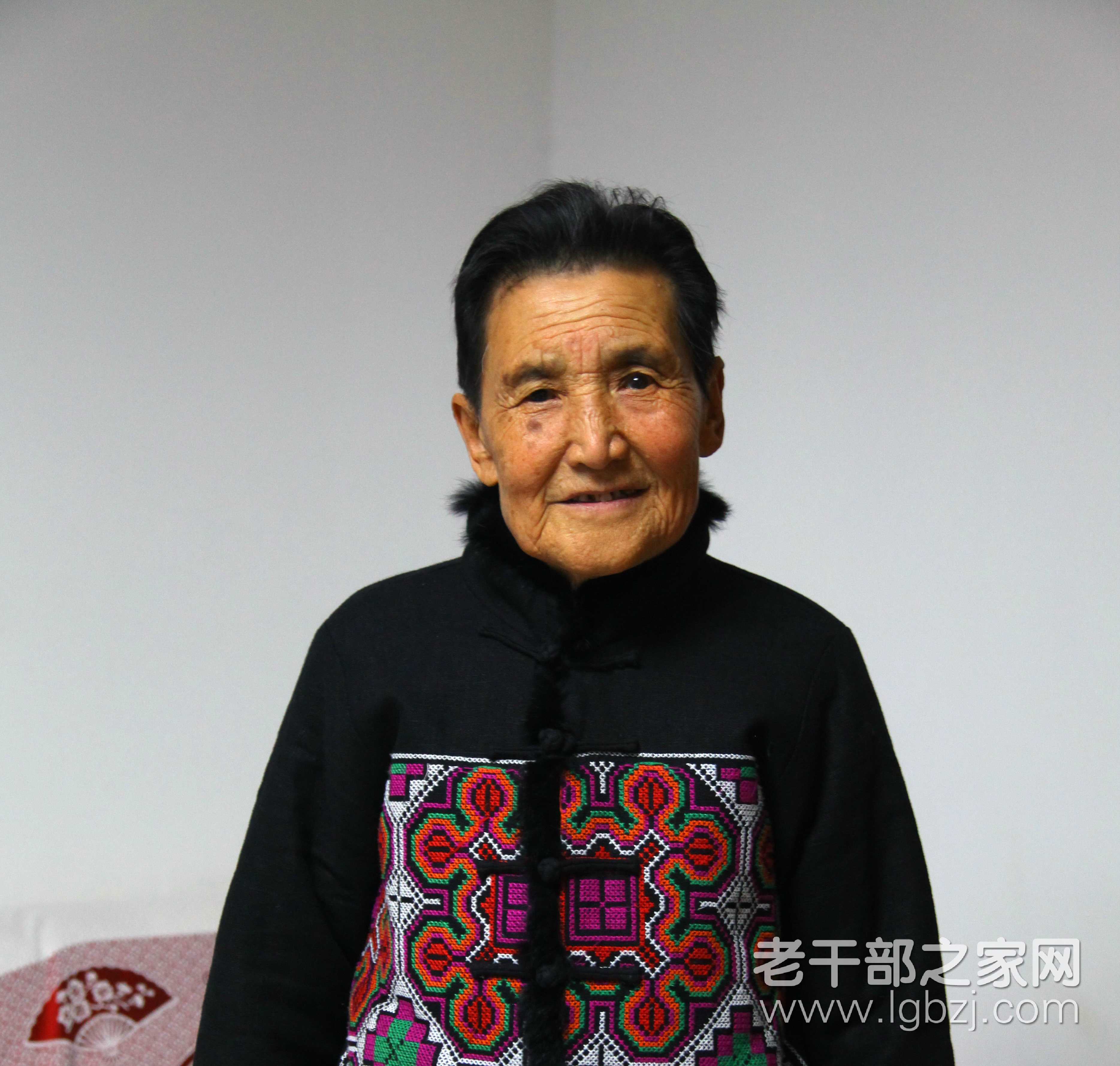 闫颖：夕阳为霞尚满天  余辉映旗谱新篇