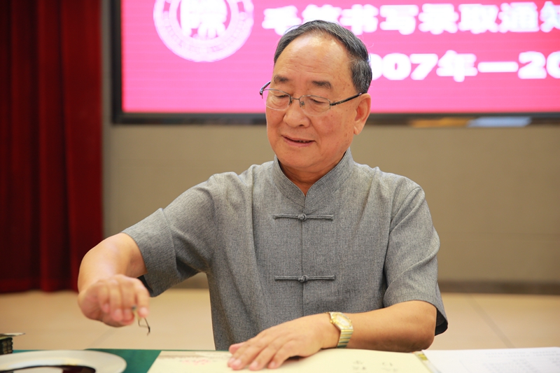 陕西师范大学老教授为新生毛笔手写通知书