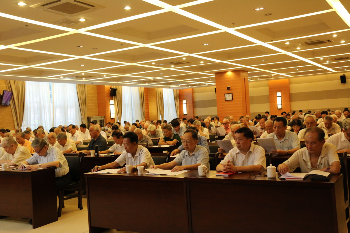 福建省委省政府向老干部通报上半年工作