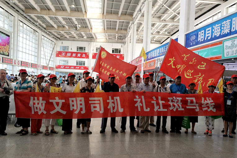 “文明礼让斑马线”黄岛区老干部志愿者在行动