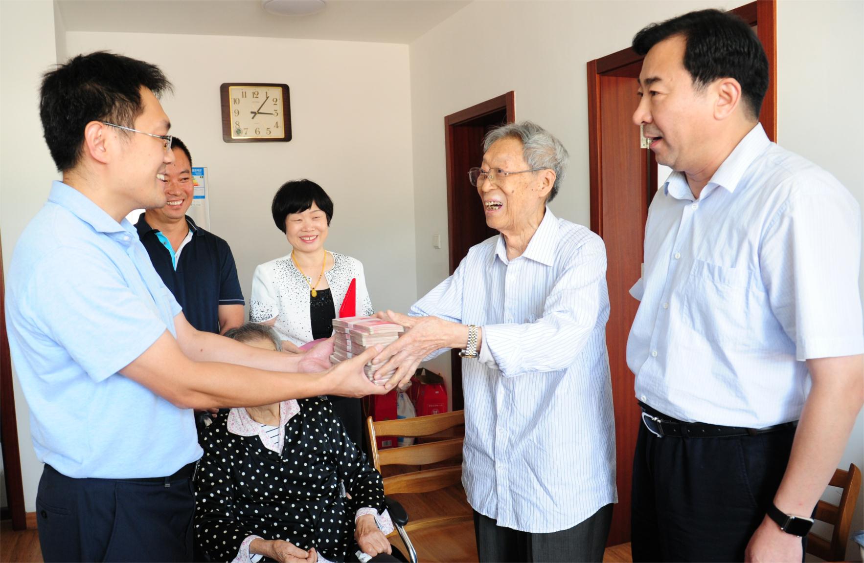 耄耋党员夫妻的20万感恩党费