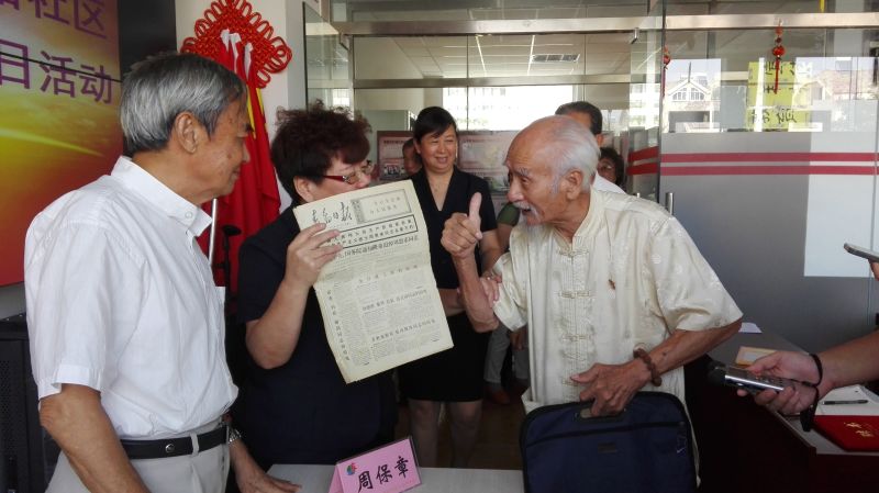 青岛市委老干部局与同乐路社区开展“两学一做”主题党日共建活动