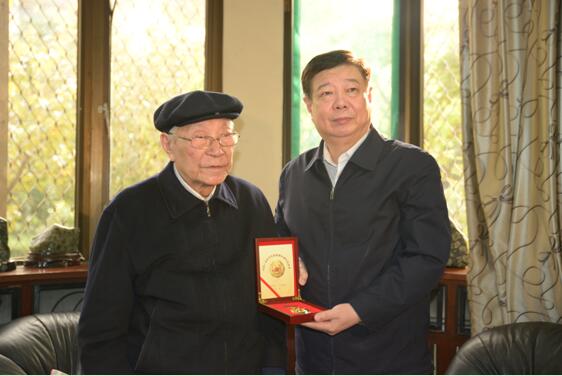 纪念红军长征胜利80周年\n山东省走访慰问红军老战士、老同志