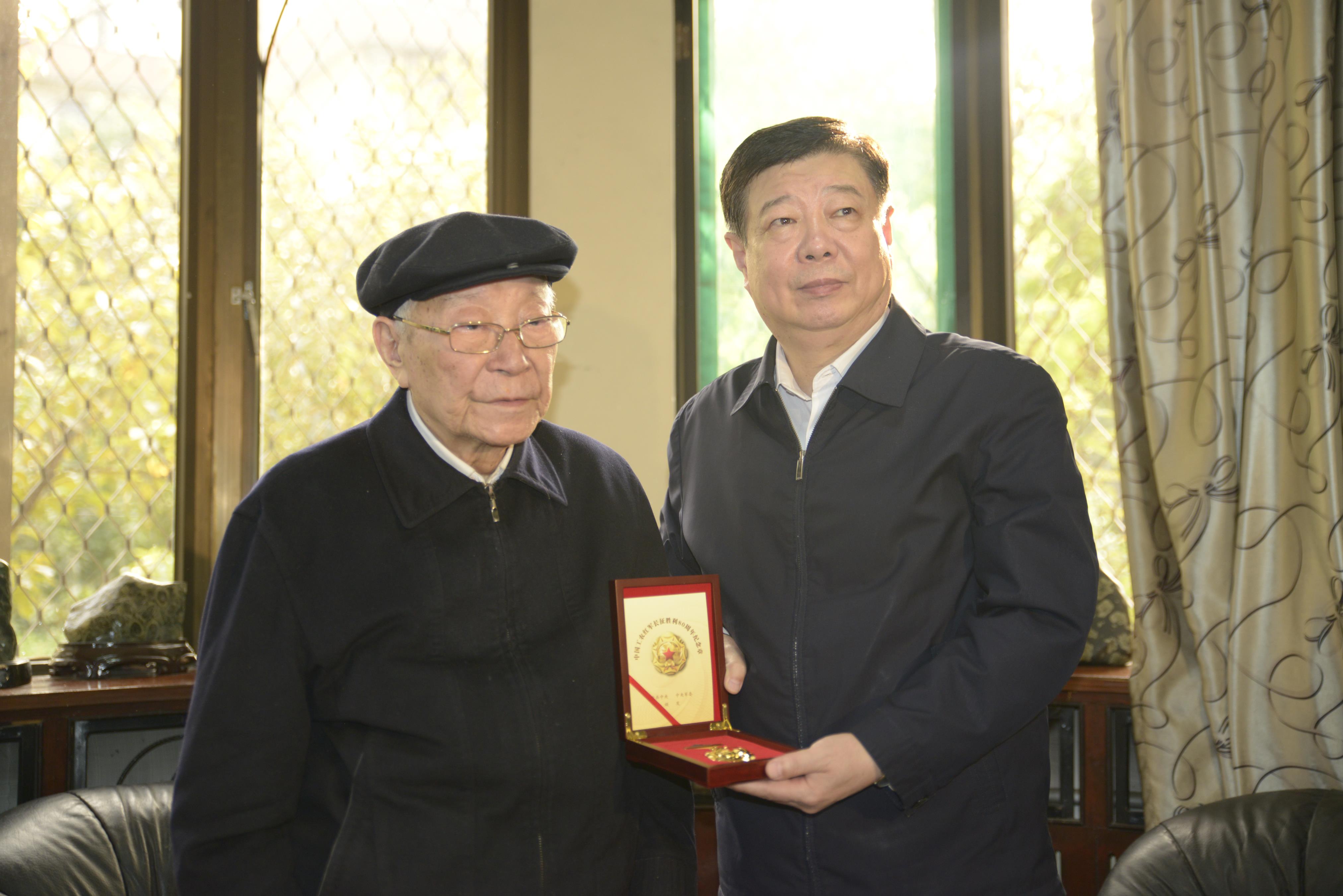 纪念红军长征胜利80周年  我省走访慰问红军老战士、老同志