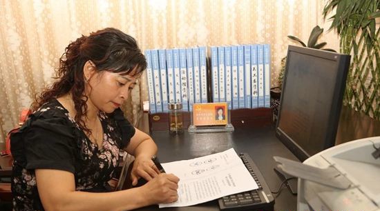 岳春华：四川省阆中市委老干部局副局长