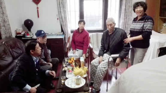青岛市妇女儿童医院到老干部家中宣讲党的十八届六中全会精神