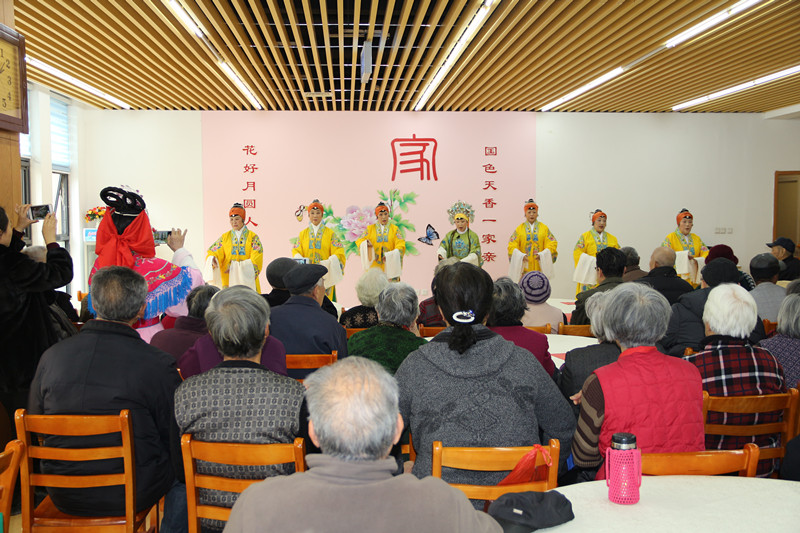 青岛市老干部志愿者走进城阳社会福利中心举办京剧专场慰问演出——“幸福中国年”老干部志愿服务活动之二