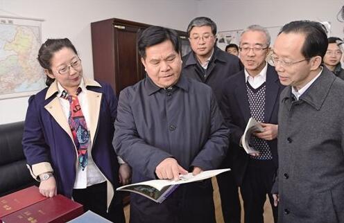 内蒙古自治区党委书记李纪恒：满腔热情地做好新形势下老干部工作