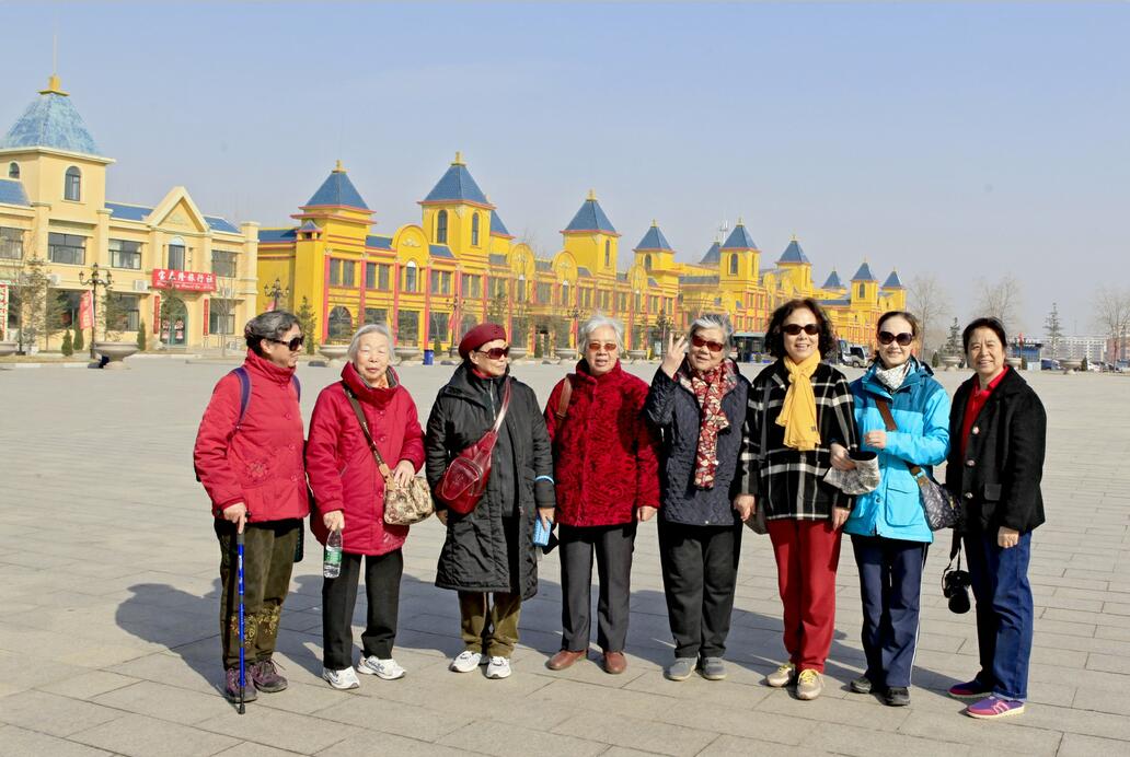 山东省新闻出版广电局离退休干部处组织局女老同志及局老干部摄影俱乐部老同志到泰安市大裂谷参观  庆祝“三八”妇女节