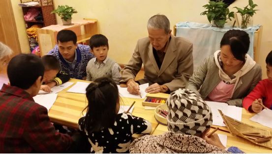 养老院里办幼儿园，您怎么看？