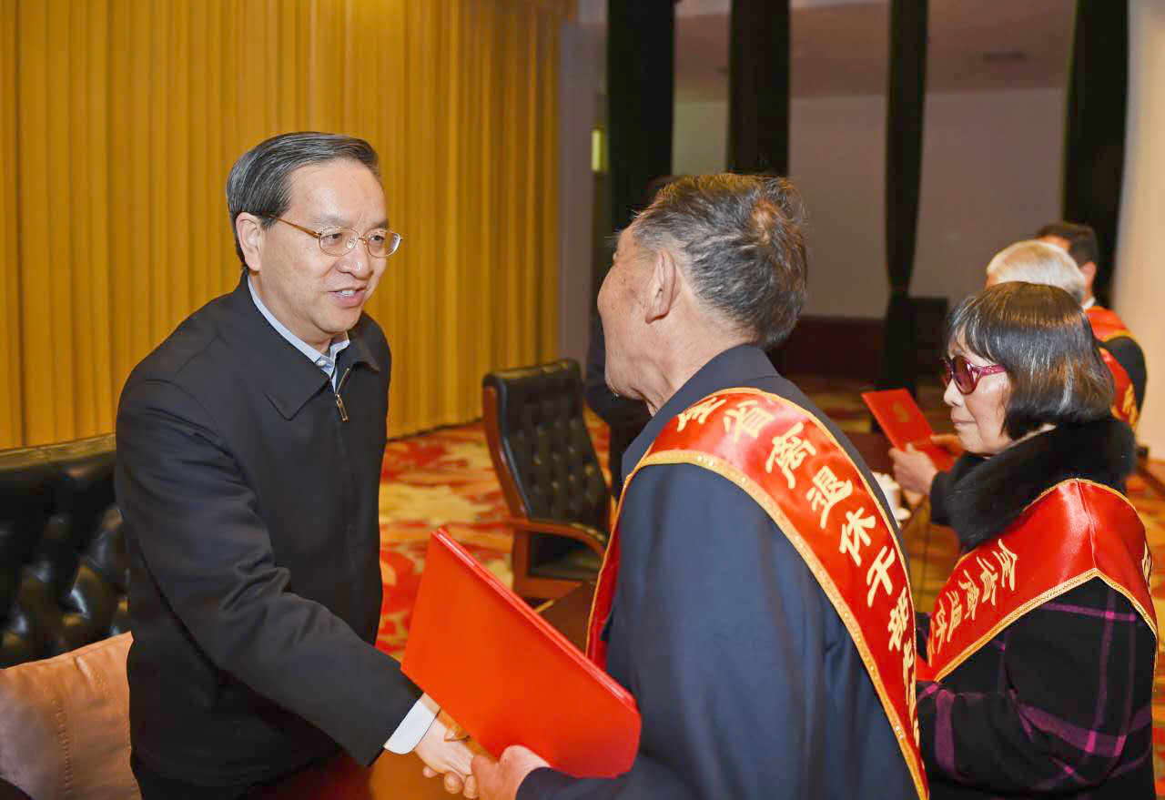 湖北省老干部工作“四先”表彰会暨全省老干部工作会议在武汉召开